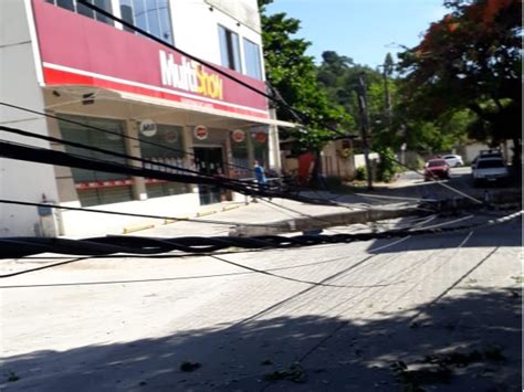 A Gazeta Caminhão Derruba Poste E Deixa Moradores Sem Energia Em