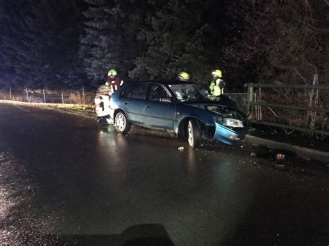 PKW kracht in Brückengeländer Fahrer verletzt Melk