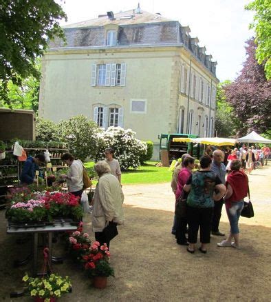 Belle affluence au marché aux plantes Marcillat en Combraille 03420