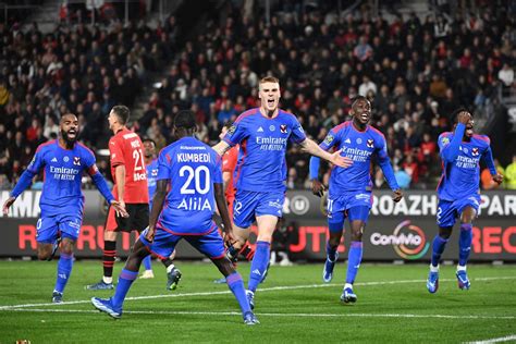 Ligue 1 sans briller Lyon décroche sa première victoire contre Rennes