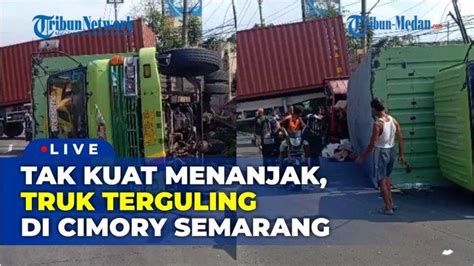 Tak Kuat Menanjak Truk Boks Mundur Tabrak Truk Kontainer Dan Terguling