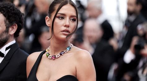 Adèle Exarchopoulos Ose Un Haut Très Sexy Qui Laisse Apparaître Sa Poitrine Pour Le Défilé De