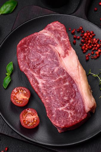 Steak Striploin Daging Sapi Mentah Segar Dengan Garam Rempahrempah Dan