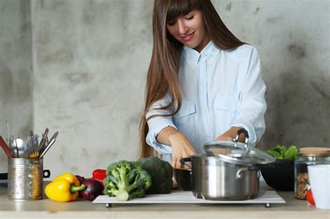 Mulher Cozinhando Na Cozinha Foto Gr Tis