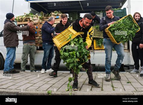 Protesta Dei Trattori Della Frutta E Della Verdura Respinta Dai