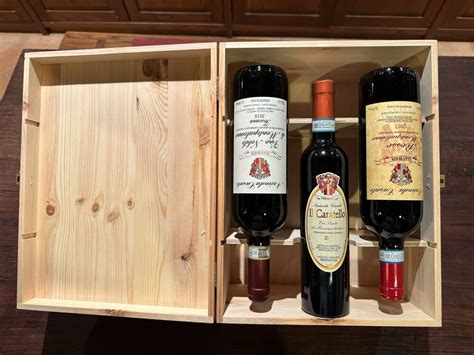 Confezione Regalo Da Bottiglie Di Di Rosso Di Montepulciano Di