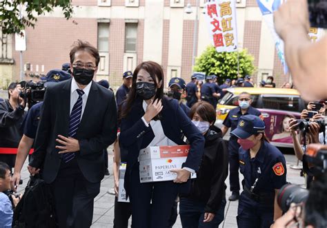 高虹安現身北院！涉詐助理費首出庭 親帶「一大箱」資料應戰