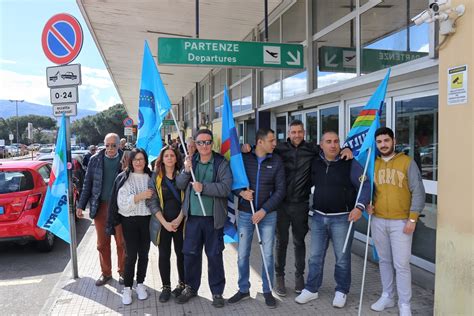 Reggio Calabria In Corso Lo Sciopero Dei Lavoratori Dell Aeroporto