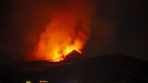 Philippines Un Volcan Crache Cendres Et Gaz Toxiques Des Milliers D