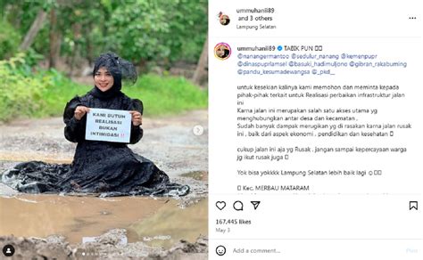 Selebgram Lampung Ummu Hani Berpose Bak Model Di Kubangan Lumpur