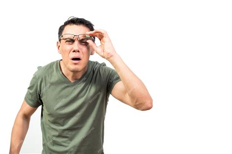 Premium Photo Man With Glasses Straining His Eyes Because He Cant