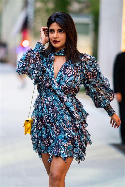 Priyanka Chopra Luce El Perfecto Look De Entretiempo Con Un Vestido De