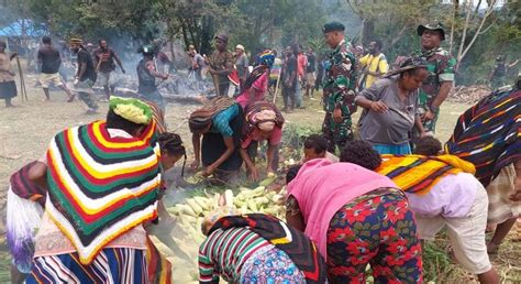 Masyarakat Kampung Timeria Sambut Hangat Ketika Kedatangan Satgas