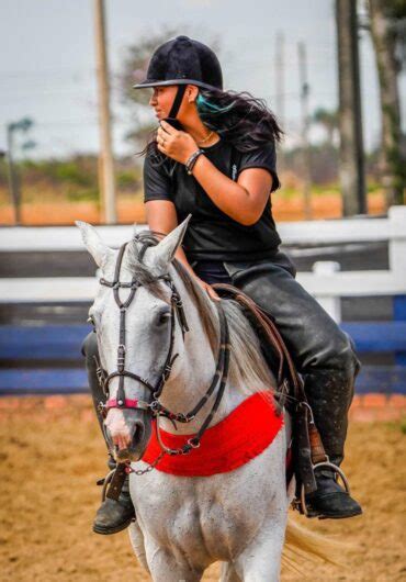 Vaquejada e Baile da Rainha marcam início da programação da Expovel 2023