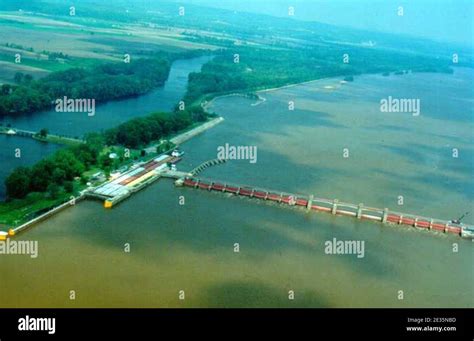 Lock And Dam 25 Stock Photo Alamy