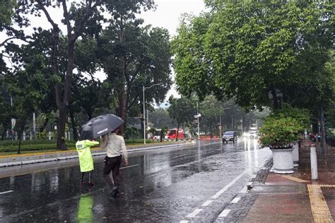 Hujan Deras Dan Angin Kencang Di Jakarta Pusat Jalanan Mulai Tergenang