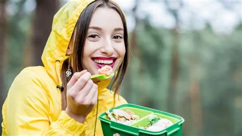 Listo para tu próximo viaje mochilero Descubre 9 alimentos ricos y