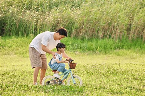 父子郊游爸爸教儿子骑自行车高清图片下载 正版图片501777079 摄图网