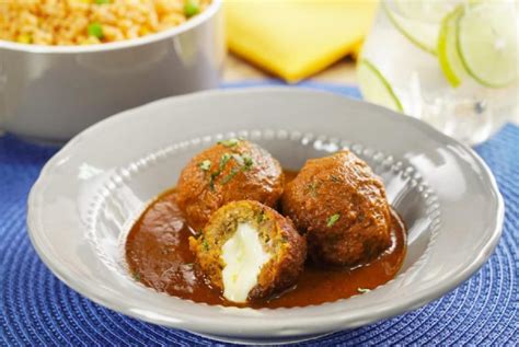 Albóndigas al Chipotle Rellenas de Queso Con Sal y Azucar