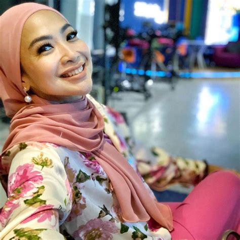 7 Potret Penampilan Baru Feni Rose Dengan Hijab Tak Lepas Sejak Pulang