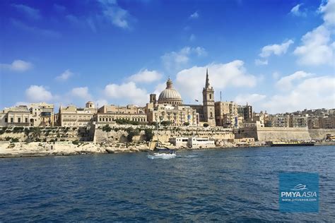 Malta Grand Harbour – Boat in the Bay