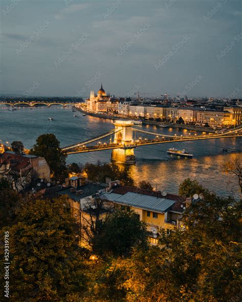 Széchenyi chain bridge and Parliament building at night Stock Photo ...