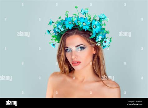 Mujer Con Flores Azueles En La Cabeza Fotografías E Imágenes De Alta