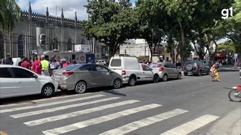 V Deo Carros Se Envolvem Em Engavetamento Em Frente Prefeitura De