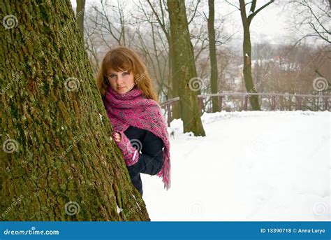 Het Verbergen Achter De Boom Stock Foto Image Of Verbergen Mooi