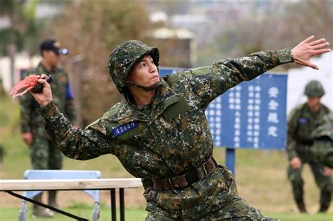 視導一年期義務役新訓 蔡英文比讚給肯定 政治 中時