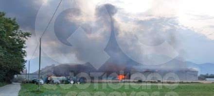 Castellamonte Incendio In Un Cascinale Fienile Devastato Dalle