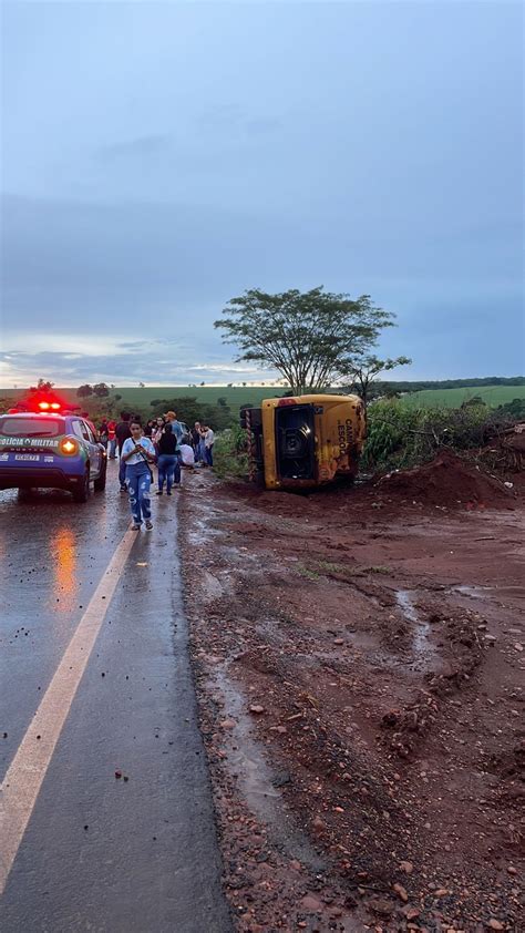 Ônibus escolar tomba na BR 364 em Quirinópolis e deixa feridos Mais