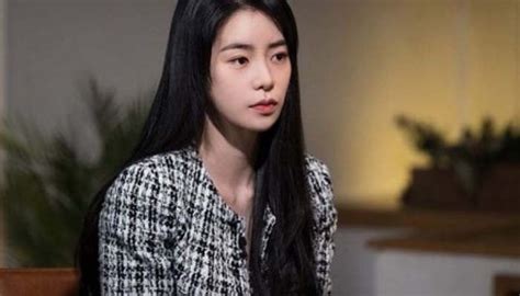 ‘The Glory’ actress Lim Ji Yeon breaks down while giving interview