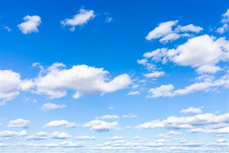 Blauer Himmel Mit Vielen Wei En Kleinen Cumulus Wolken Stockbild