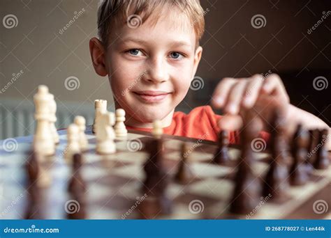 Jeune Enfant Blanc Jouant Aux Checs Sur Un Grand Plateau D Checs