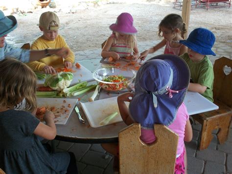 Exploring Nature In The Tucson Waldorf School Kindergarten