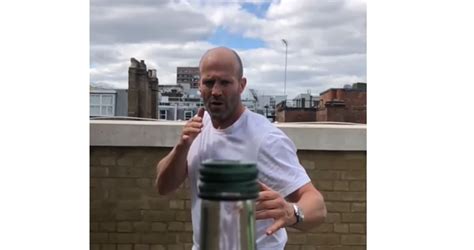 Jason Statham relève le défi du Bottle Cap Challenge Petit Journal