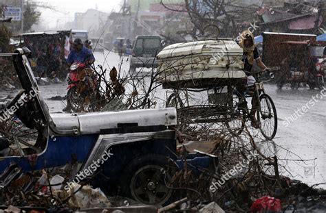 Filipino Typhoon Victim Transports Casket Loved Editorial Stock Photo