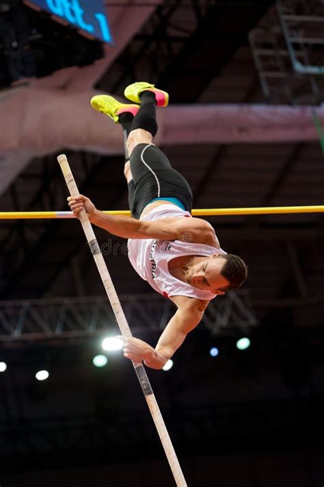 Atletismo Hombre Del Salto Con Pértiga Arents Mareks Imagen De