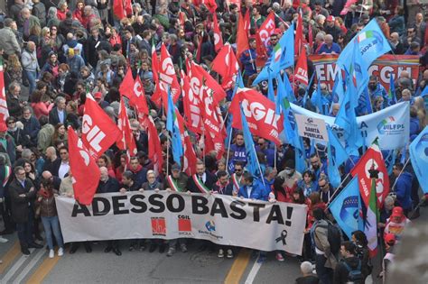 Sciopero generale e corteo a Bologna Zuppi La sicurezza sul lavoro è