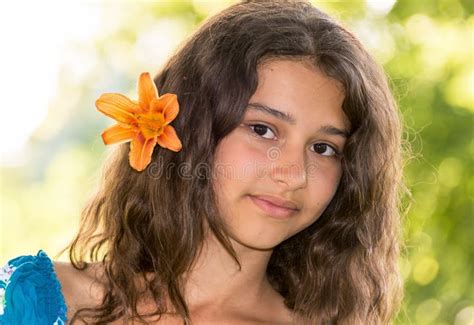 Fille De Ladolescence 15 Ans Dans La Robe Jaune Sur La Nature Image