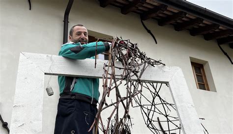 MERAVIGLIOSA INSTALLAZIONE DI ARTE VEGETALE CON TRALCI DI VITE A