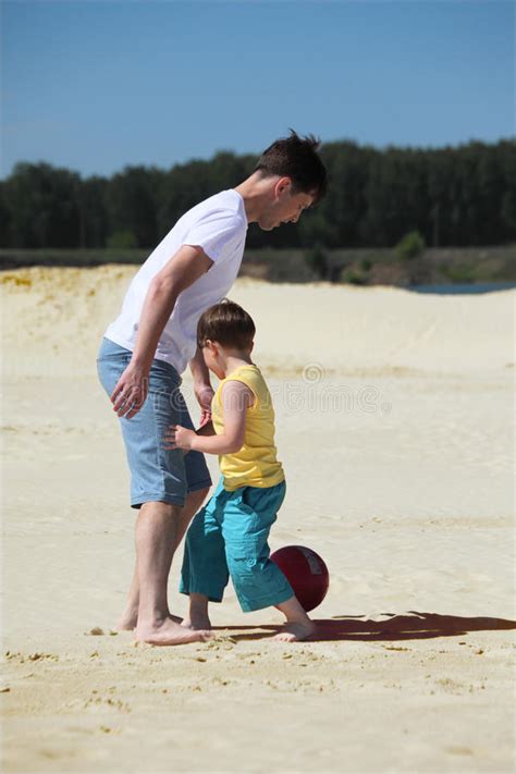 Moder Och Son Som Spelar Fotboll På Stranden Arkivfoto Bild Av