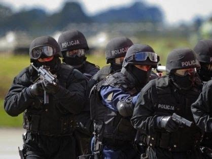 Antyterroryści szykują się do szturmu mieszkania podejrzanego o ...