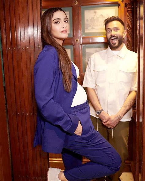 Pregnant Sonam Kapoor Makes First Appearance Post Announcement With