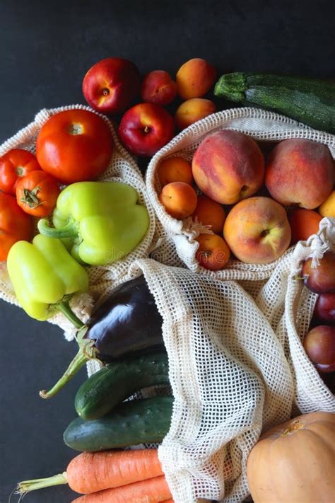 Frutas Y Verduras En Bolsas Reutilizables Imagen De Archivo Imagen De