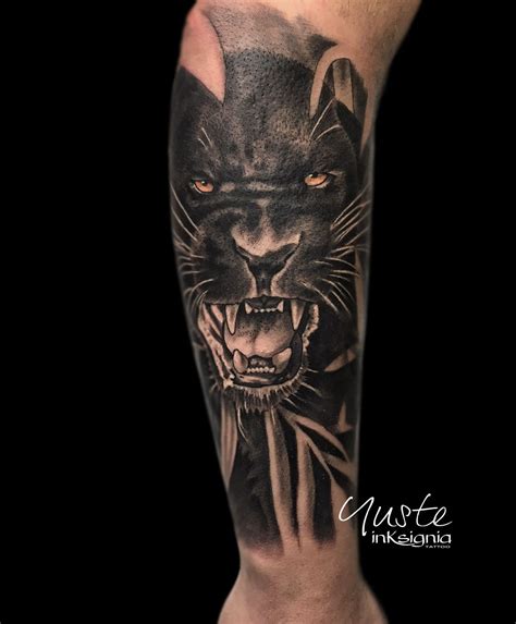 Tatuaje pantera negra realizado en el brazo de un hombre. Trabajo de ...