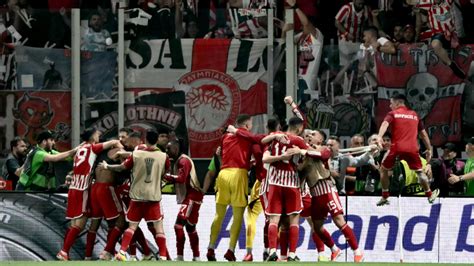 Olympiacos Vence Fiorentina E Conquista T Tulo In Dito Da Conference League