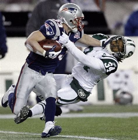 Patriots WR Wes Welker continues to cite feet during news conference ...