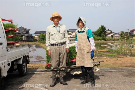 【農作業着の男性と女性 米の苗 水田】の画像素材10042283 写真素材ならイメージナビ